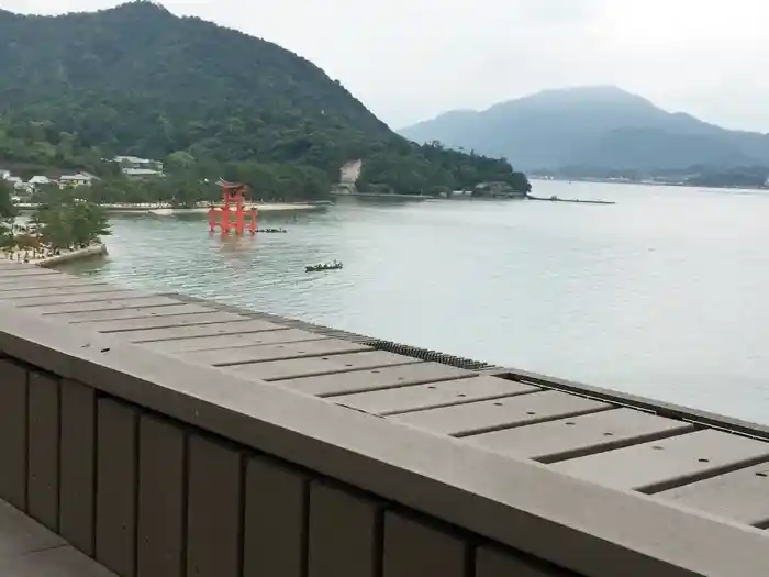 宮島旅館、錦水館のルーフトップラウンジと大鳥居との位置関係01